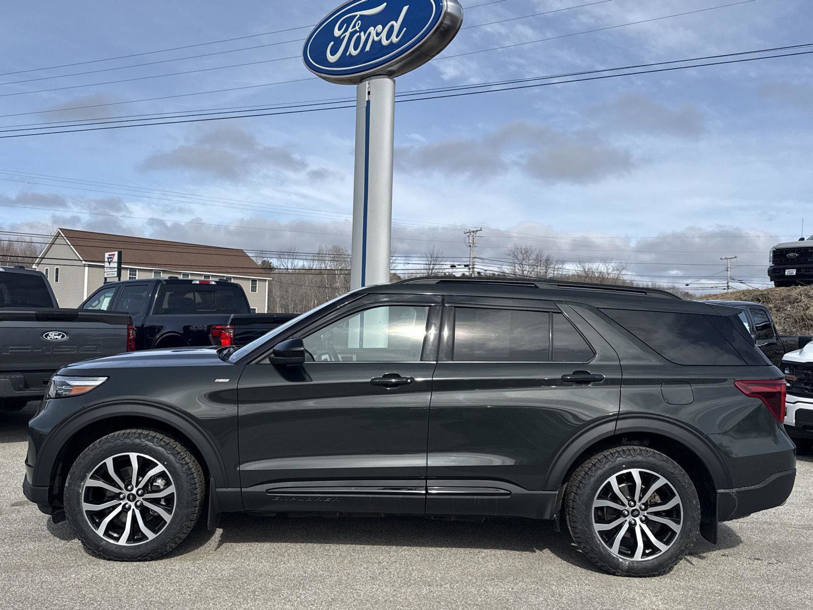 Used 2023 Ford Explorer ST-Line image 2