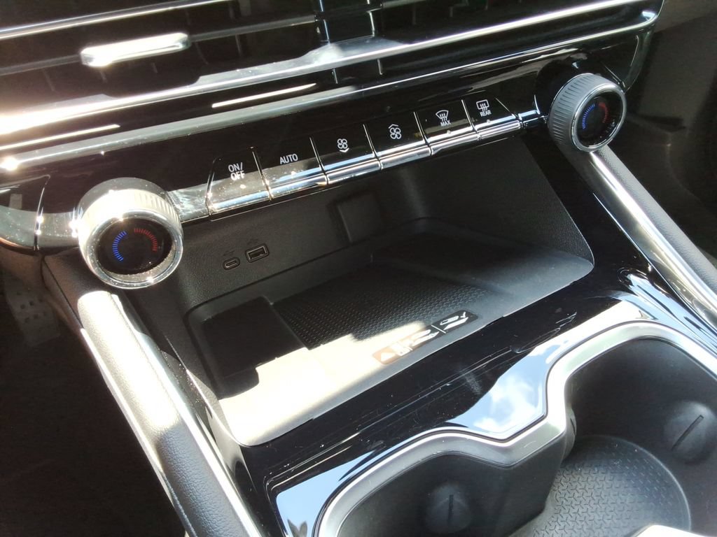 Certified 2025 Chevrolet Traverse High Country FWD image 33