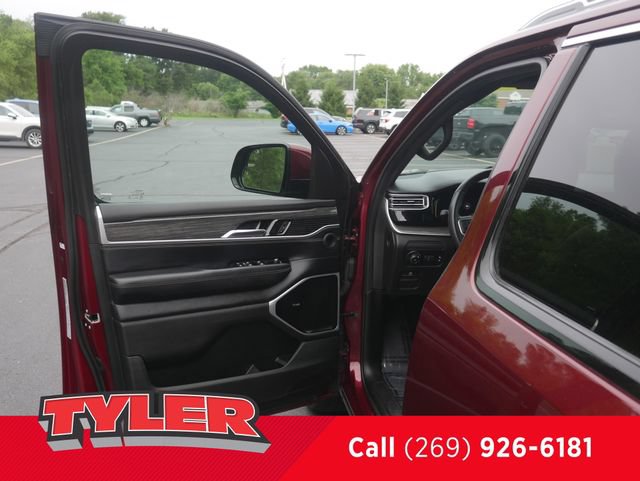 Used 2022 Jeep Wagoneer Series III w/ Premium Group I AWD/4WD image 18