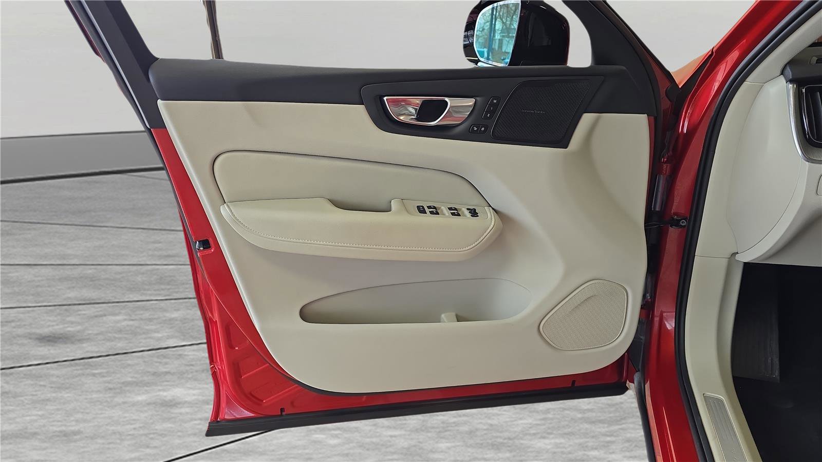 Used 2025 Volvo XC60 B5 Plus w/ Climate Package image 12