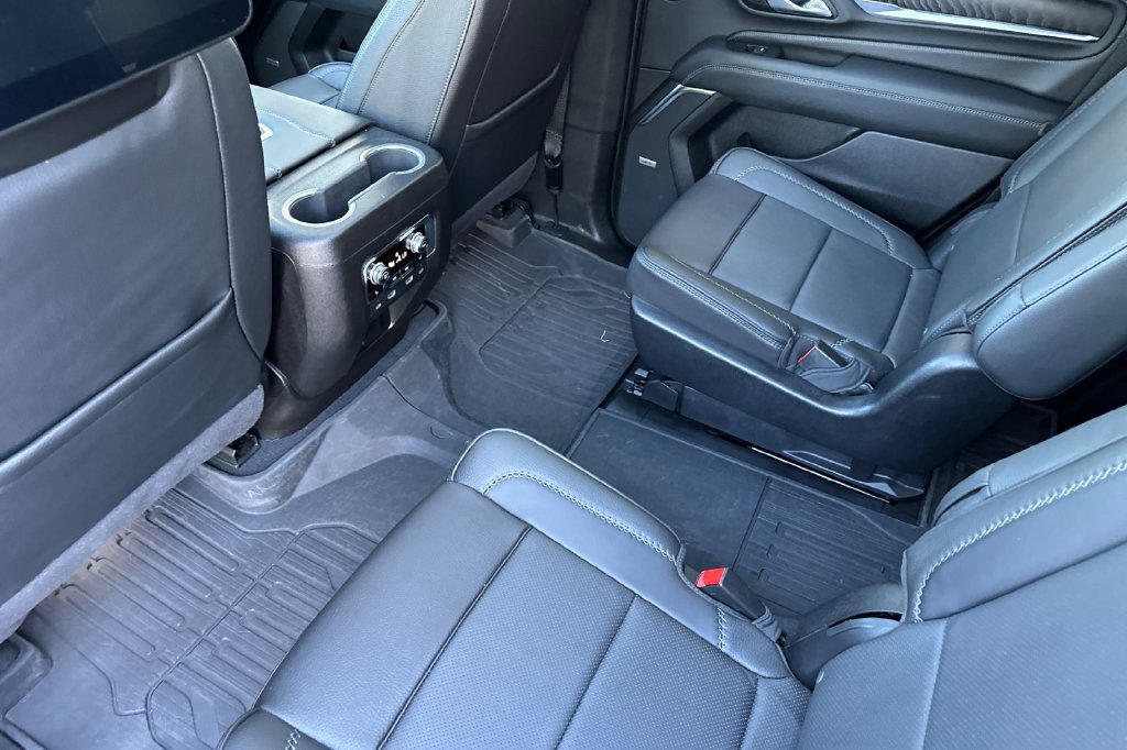 Used 2024 GMC Yukon Denali w/ Advanced Technology Package AWD/4WD image 17