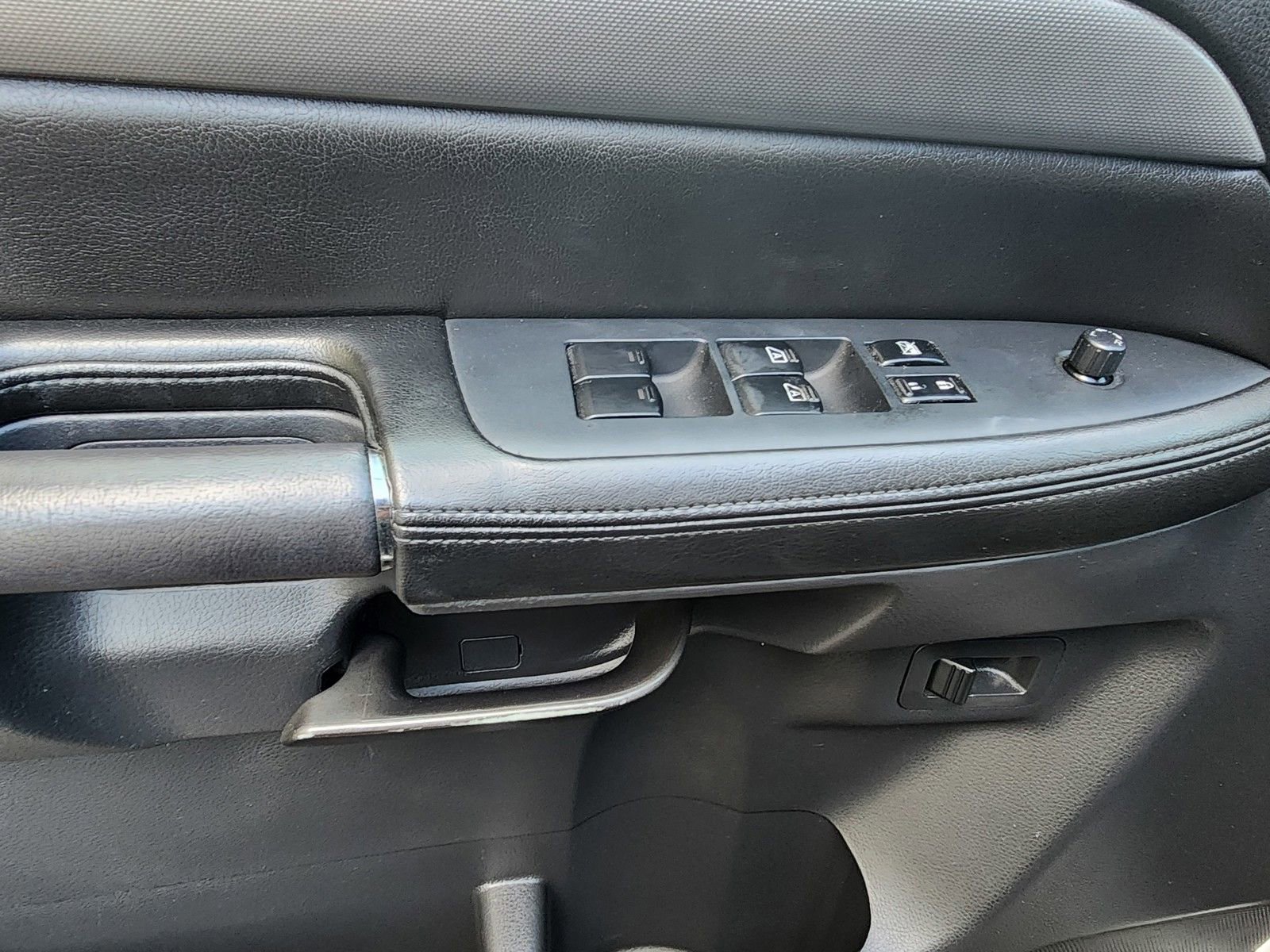 Used 2011 Nissan Armada SV image 33