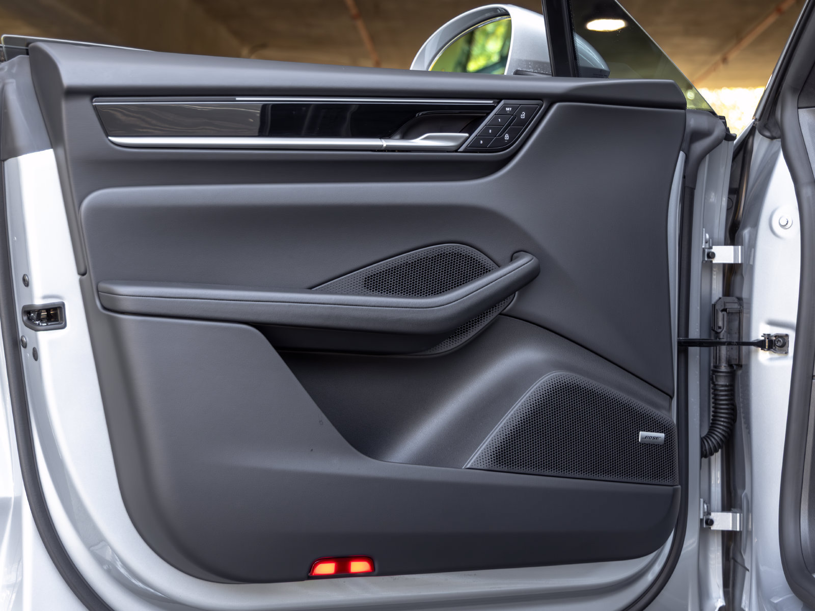 Certified 2025 Porsche Macan Electric RWD image 20