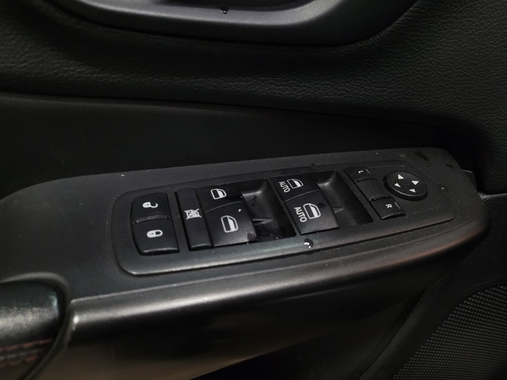 Used 2019 Jeep Cherokee Trailhawk AWD/4WD image 27