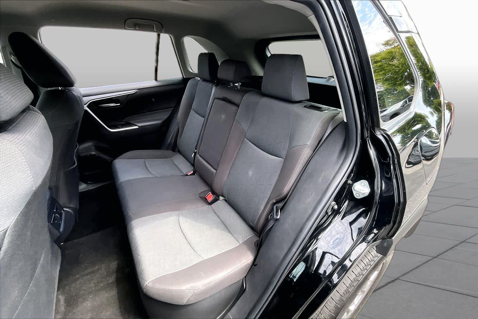 Used 2025 Toyota RAV4 XLE AWD/4WD image 19