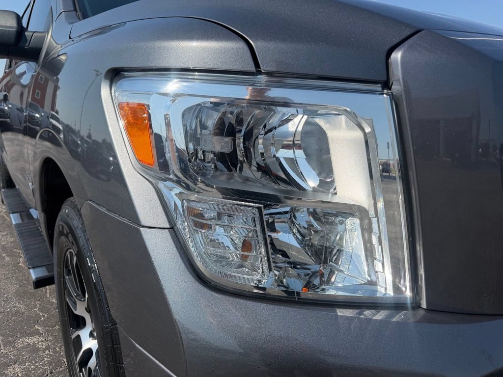 Used 2022 Nissan Titan SV RWD image 5