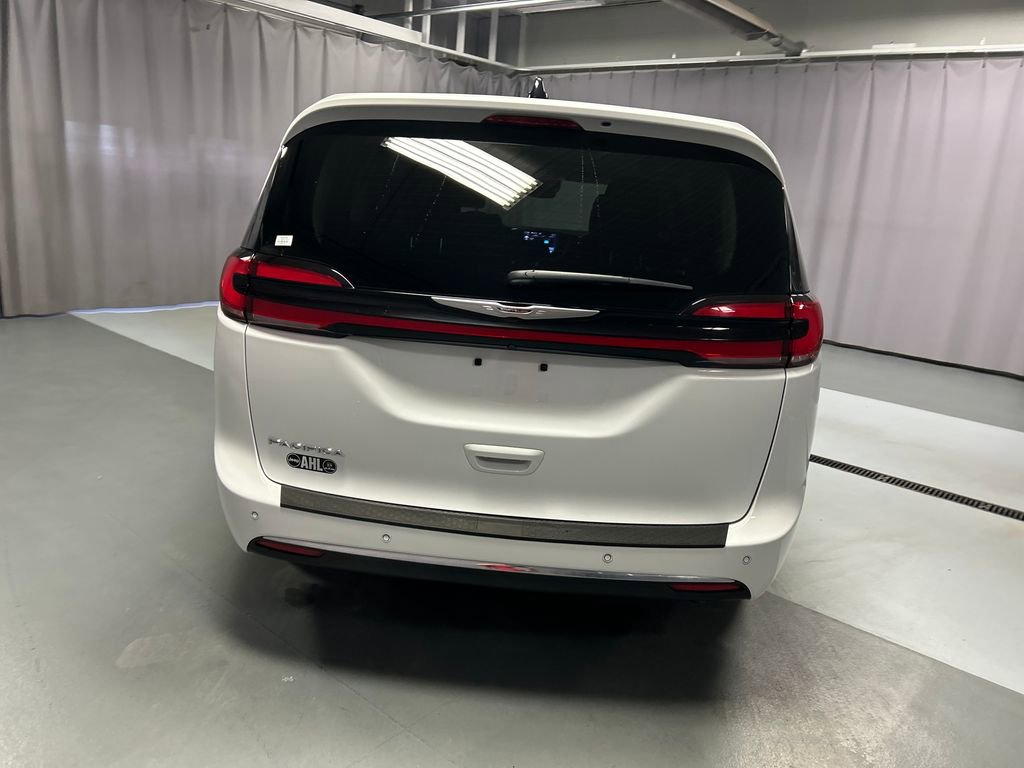 Used 2024 Chrysler Pacifica Touring-L FWD image 6