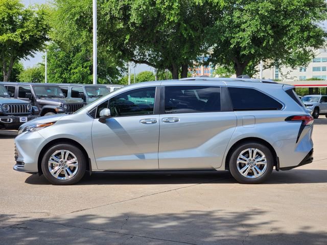 Used 2023 Toyota Sienna Platinum AWD/4WD image 4