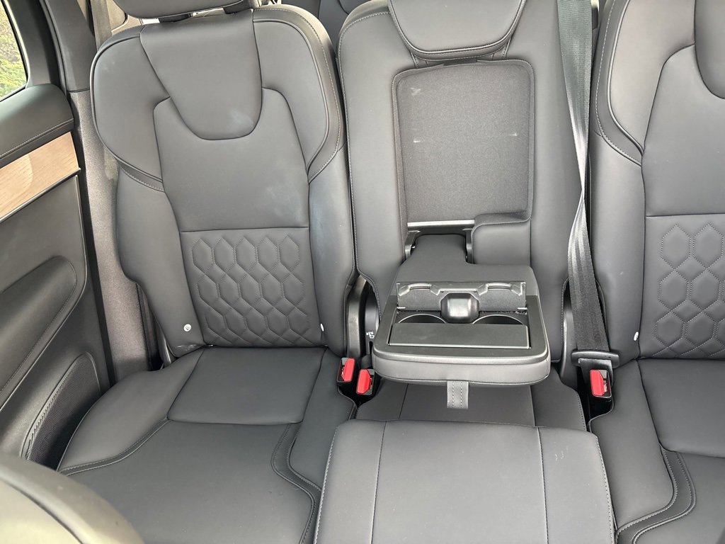 Certified 2025 Volvo XC90 B6 Plus image 34