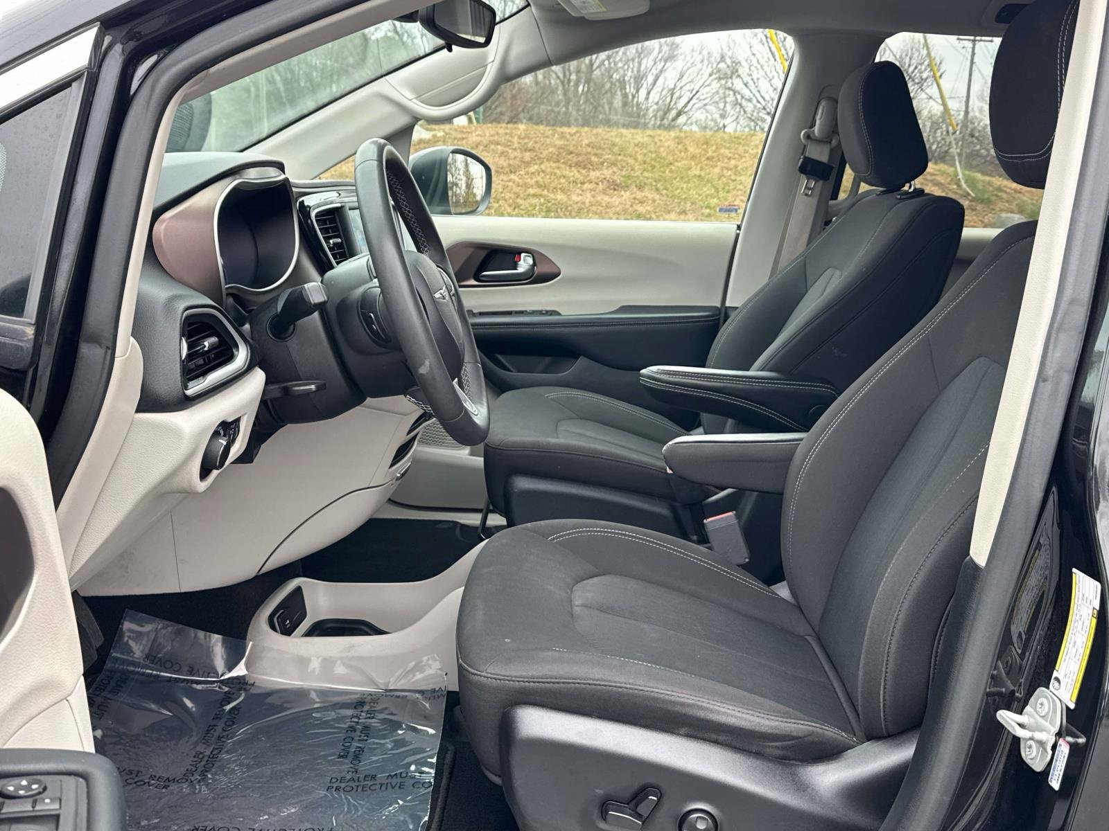 Used 2023 Chrysler Voyager LX image 29