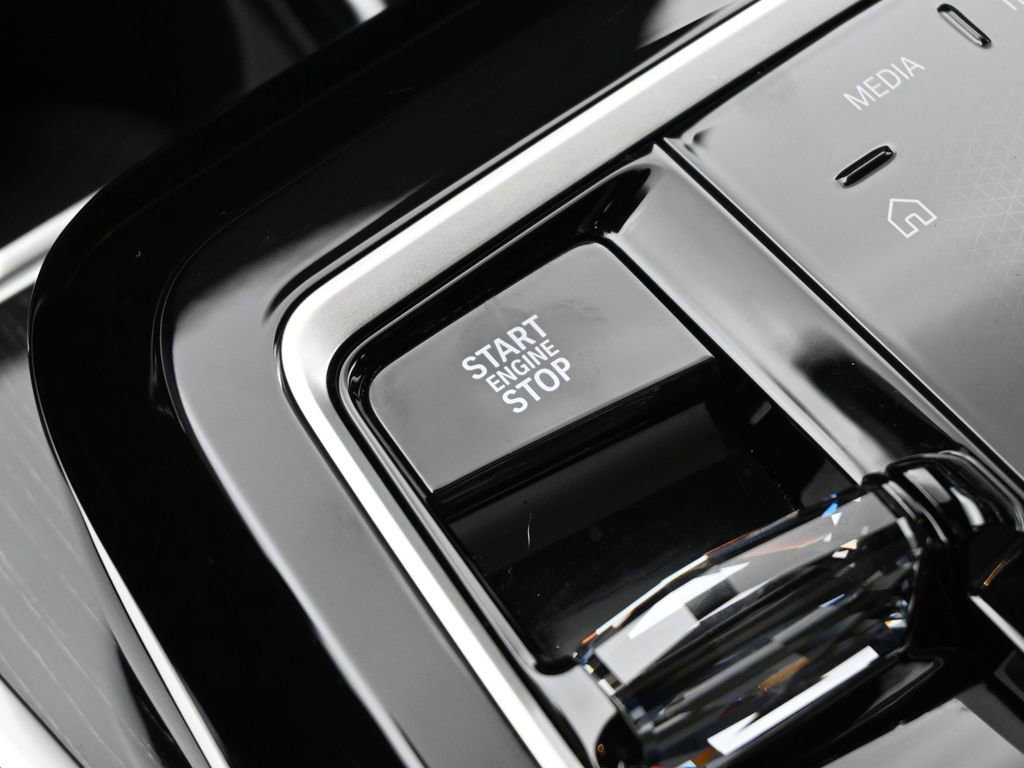 Used 2025 BMW 740i image 12