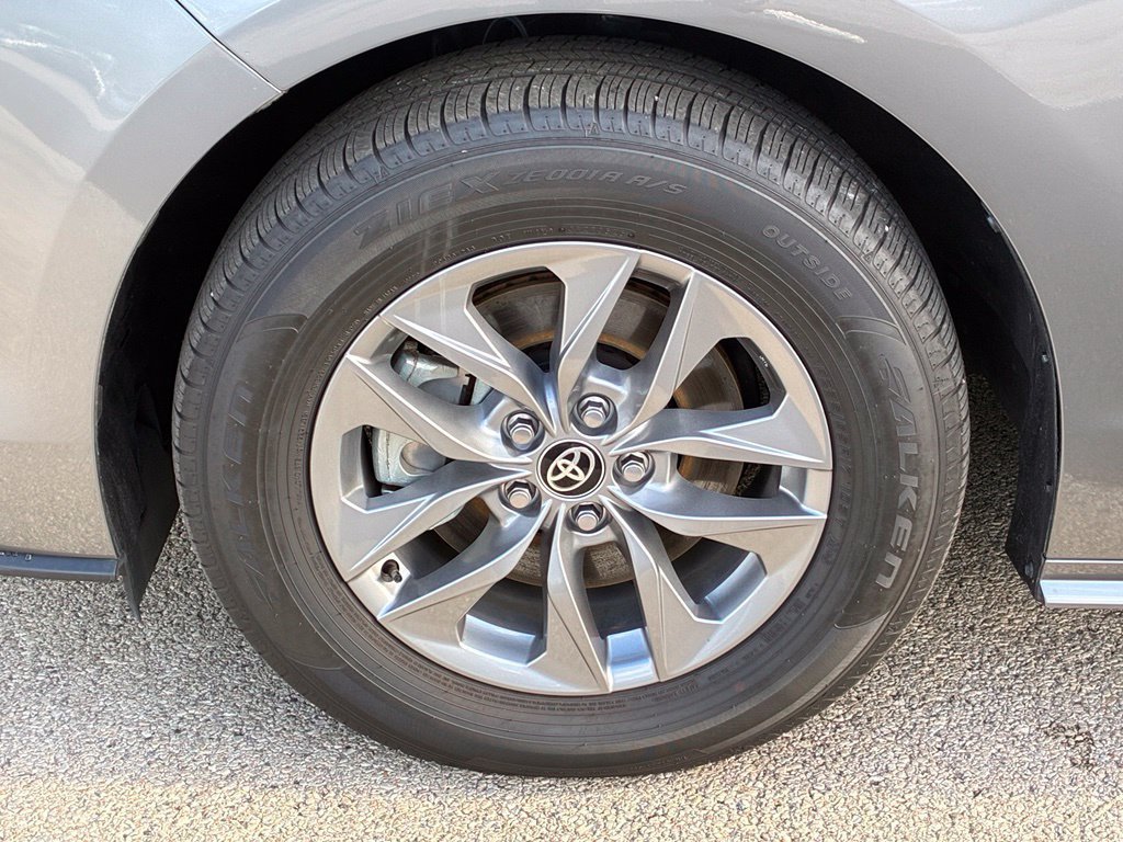 Used 2026 Toyota Sienna XLE FWD image 15