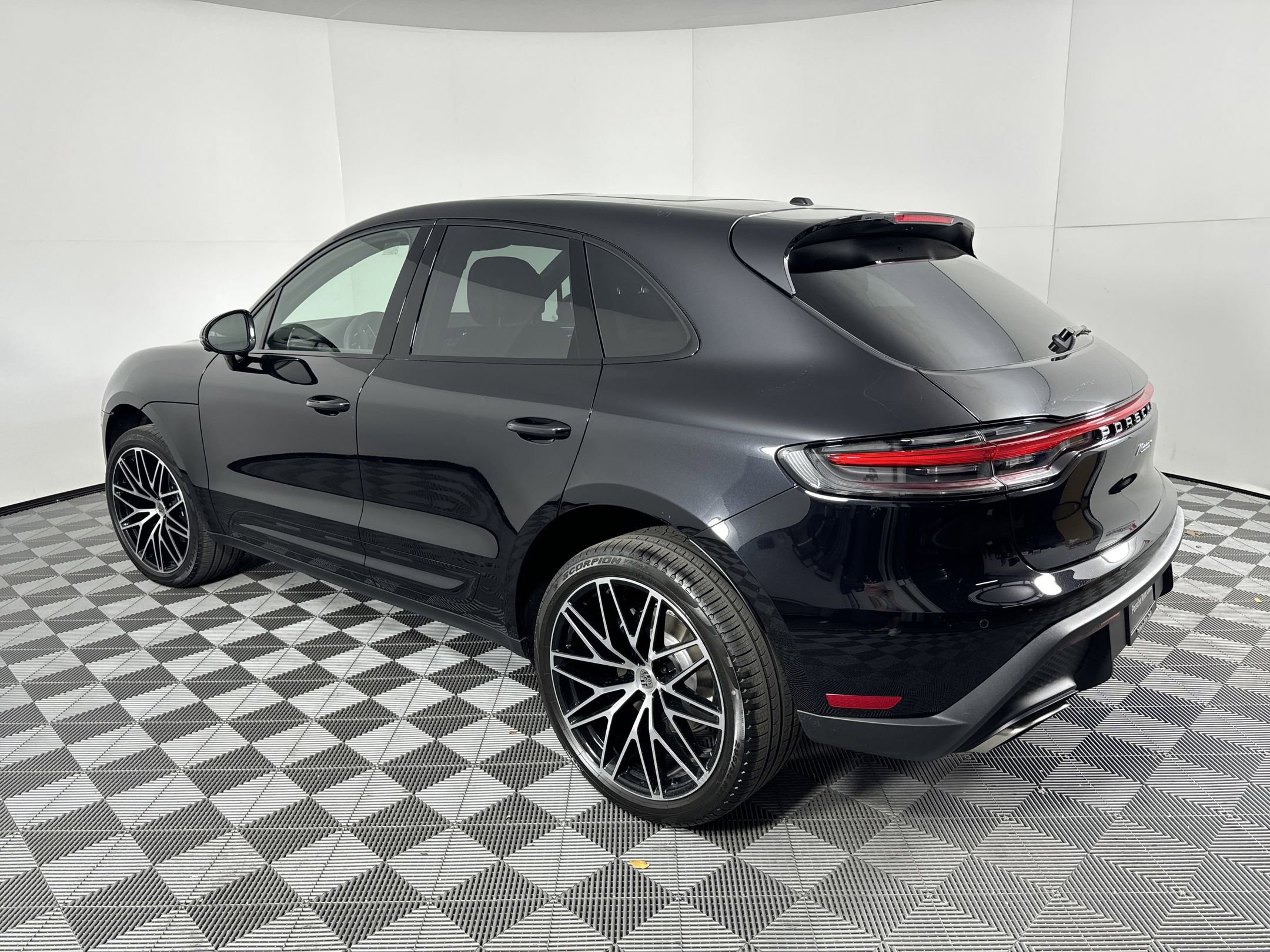 Certified 2025 Porsche Macan image 3