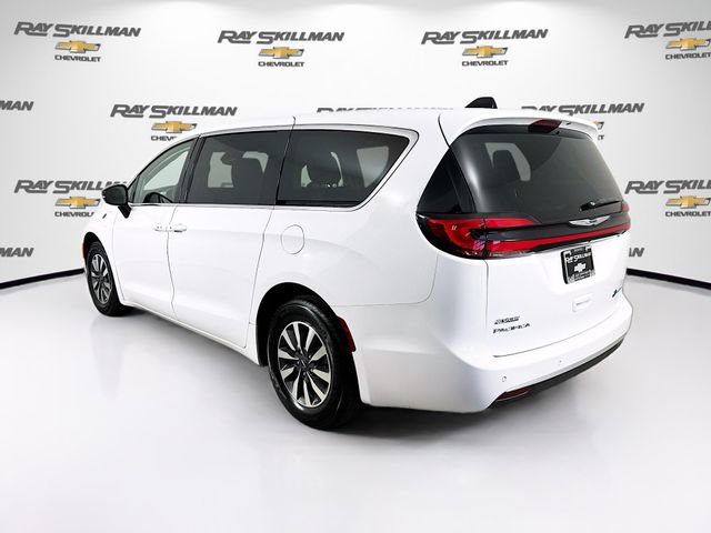 Used 2024 Chrysler Pacifica Select image 5