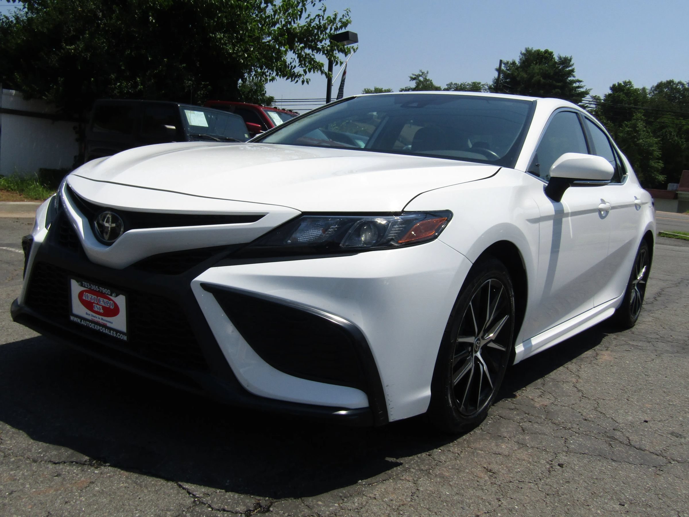 Used 2023 Toyota Camry SE FWD image 3