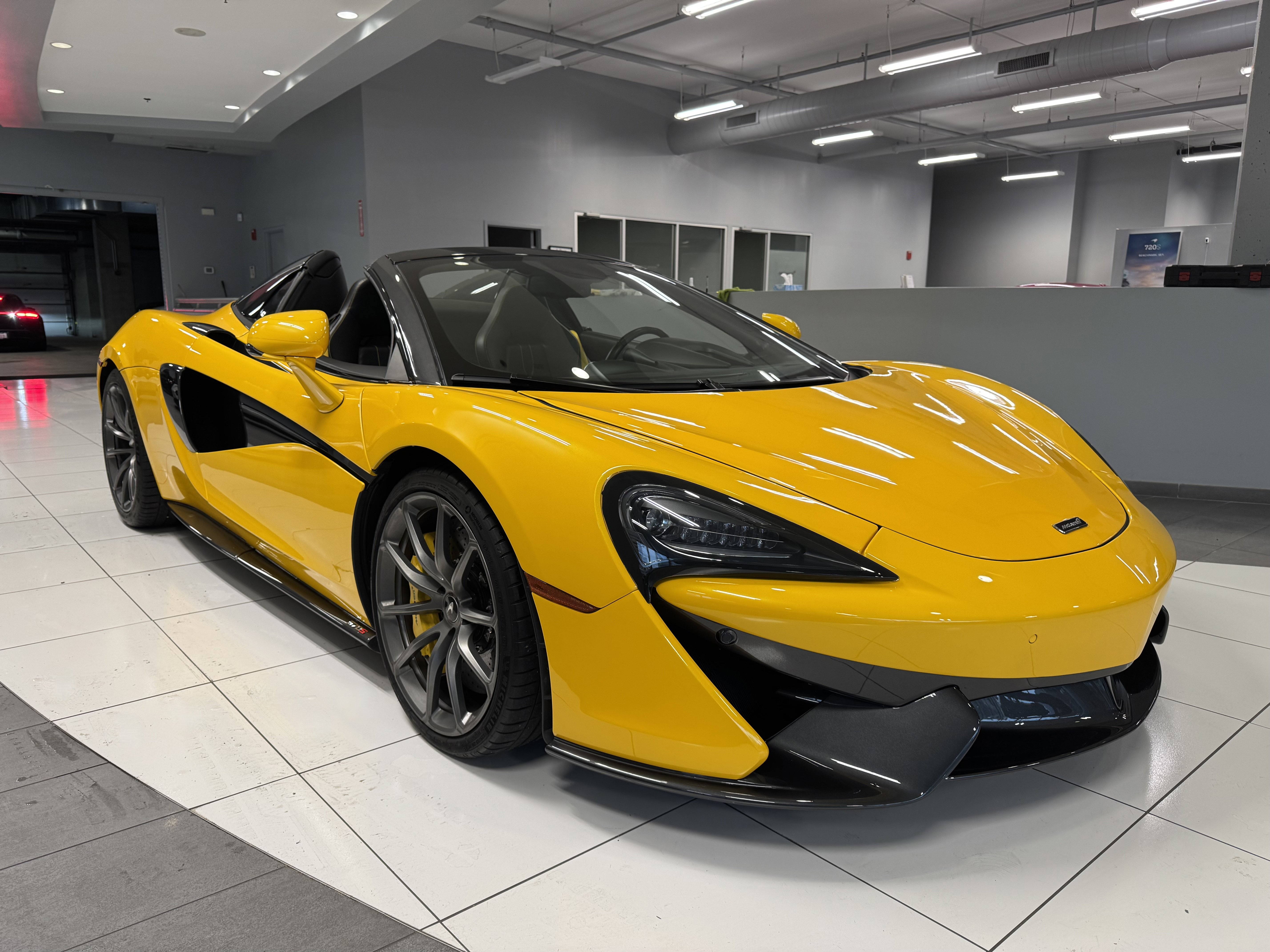 Used 2020 McLaren 570S Spider image 8
