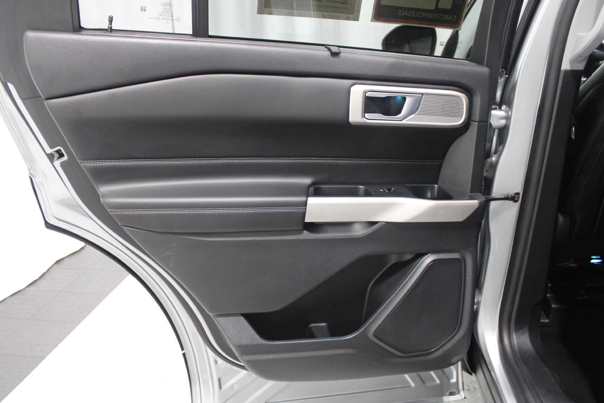 Used 2023 Ford Explorer Limited w/ Equipment Group 301A AWD/4WD image 15