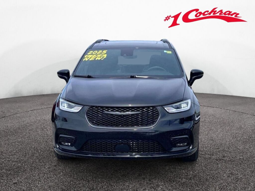 Used 2025 Chrysler Pacifica Limited FWD image 12