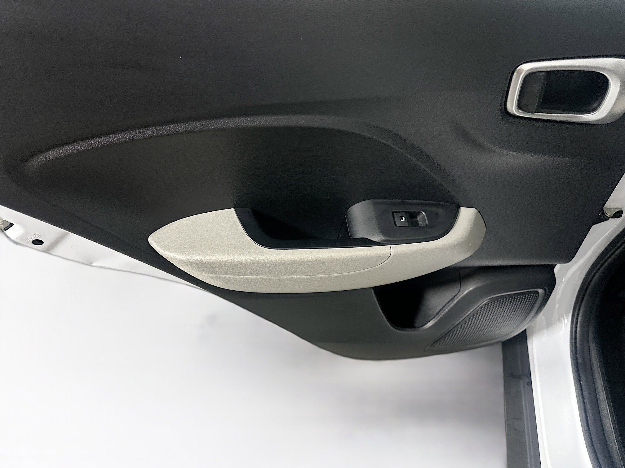 Used 2025 Hyundai Venue SEL FWD image 24