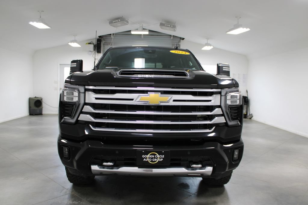 Used 2024 Chevrolet Silverado 2500 High Country w/ High Country Premium Package AWD/4WD image 3