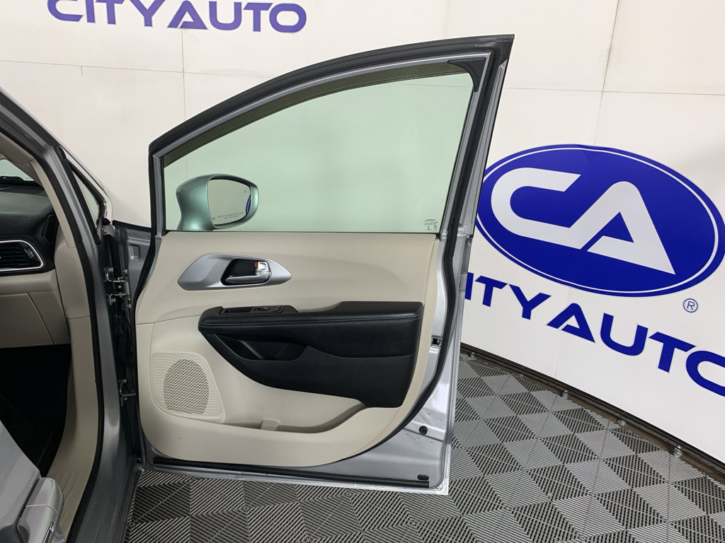 Used 2018 Chrysler Pacifica Touring Plus FWD image 35