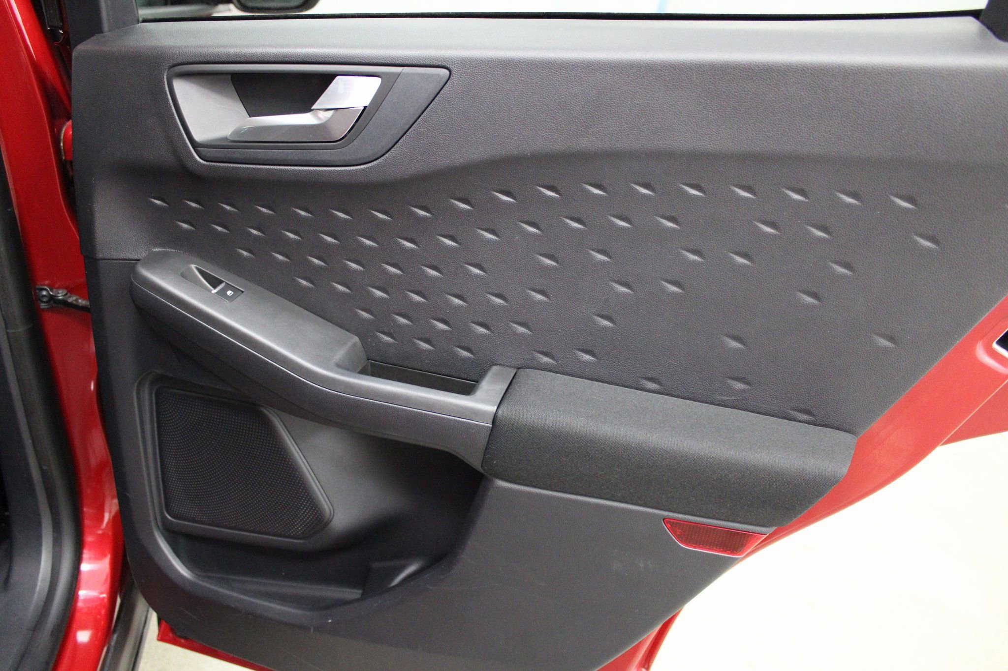 Used 2020 Ford Escape SE image 25