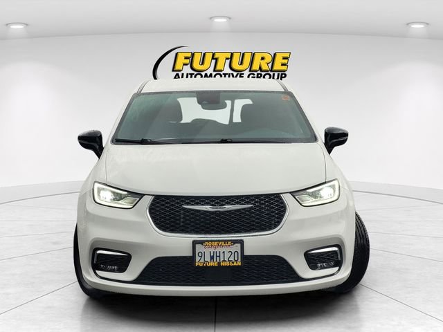 Used 2024 Chrysler Pacifica Touring image 2