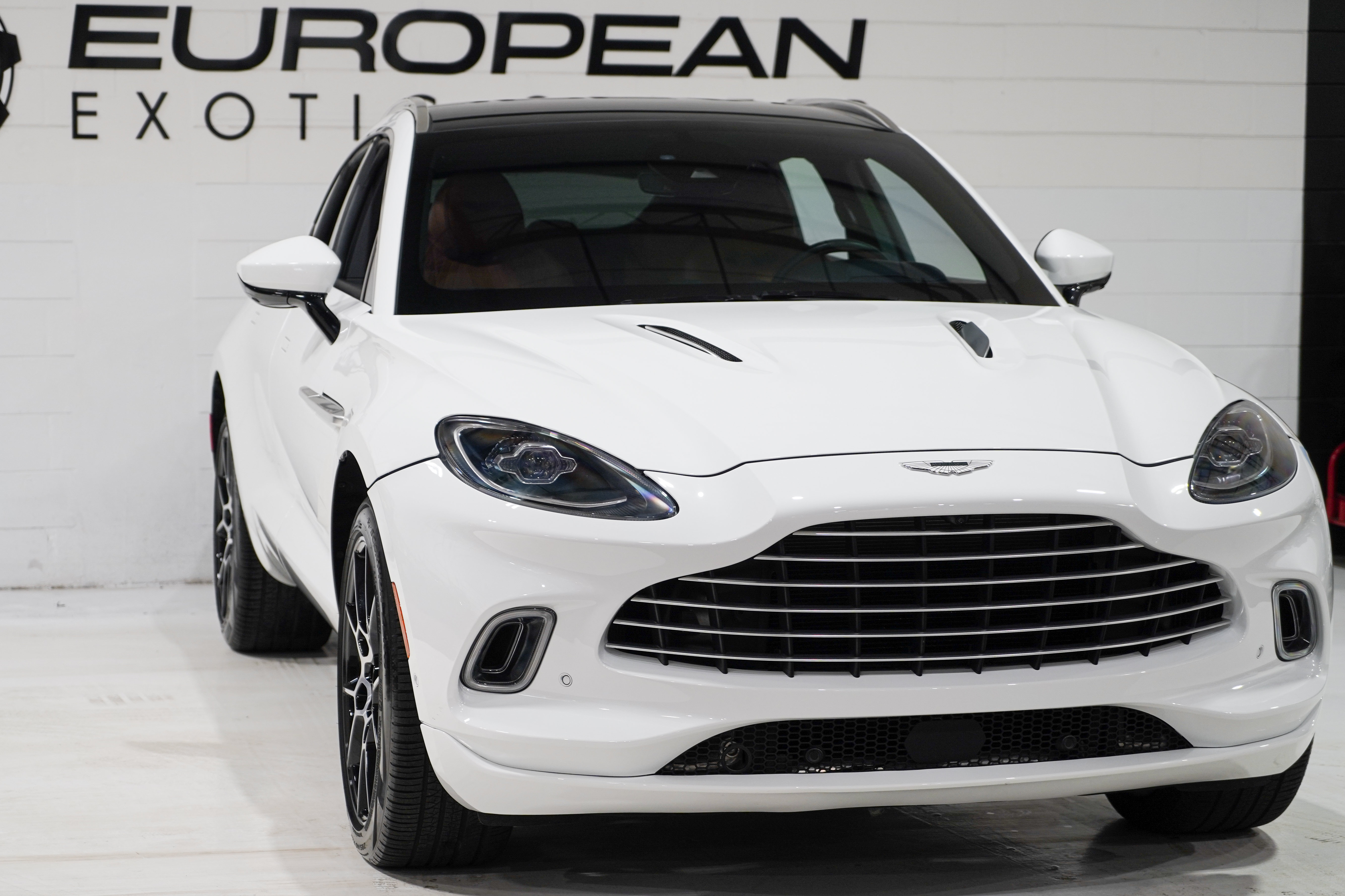 Used 2022 Aston Martin DBX AWD/4WD image 30