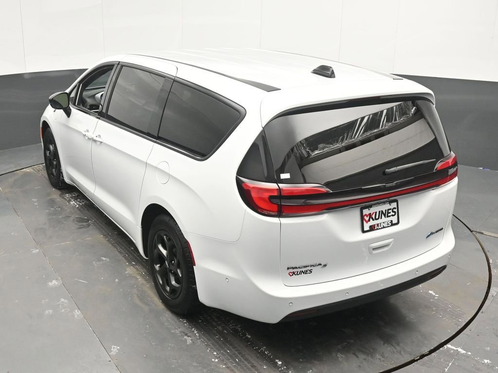 Used 2024 Chrysler Pacifica Select image 44