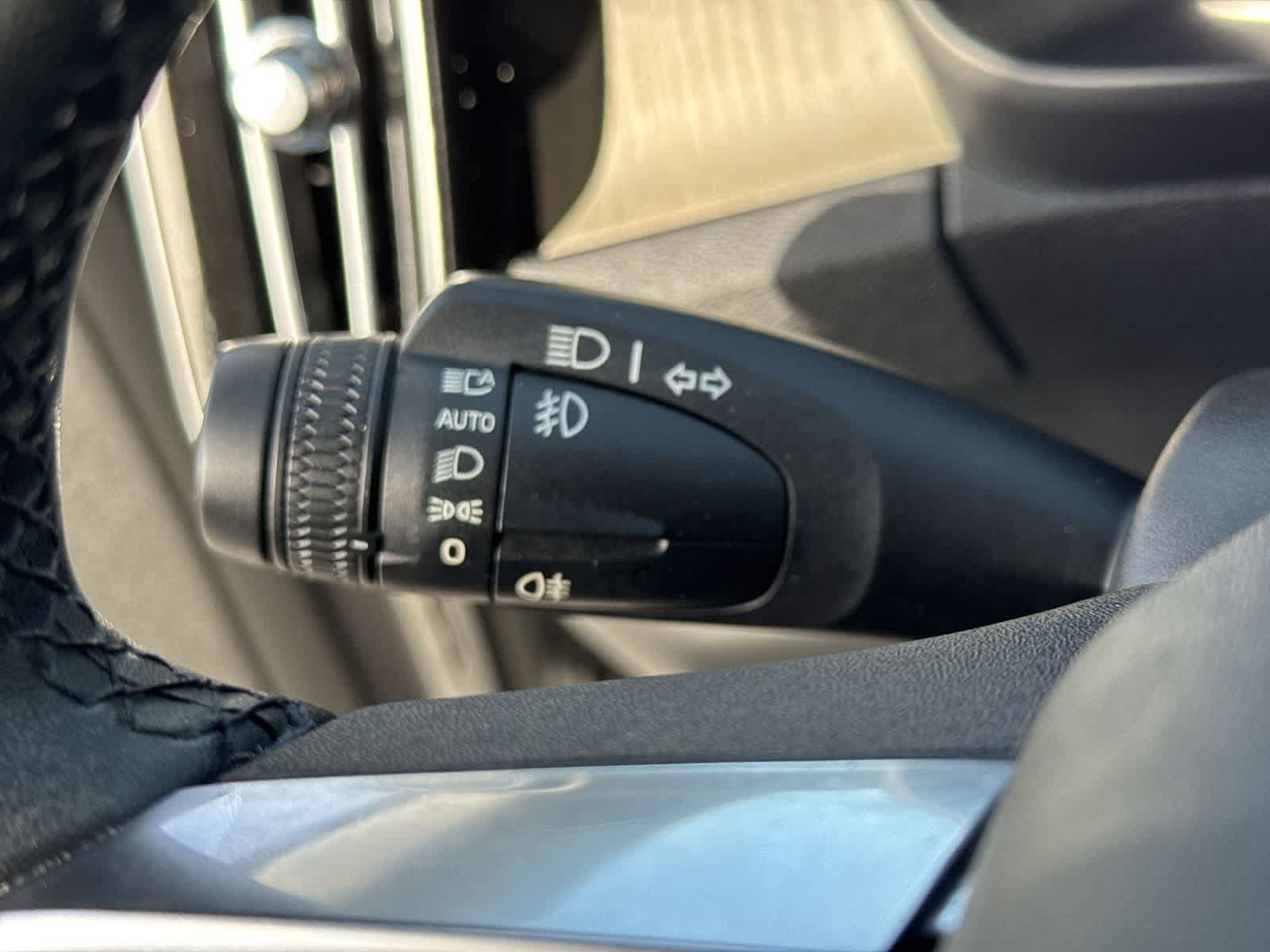 Used 2023 Volvo XC40 B4 Core w/ Convenience Package FWD image 33