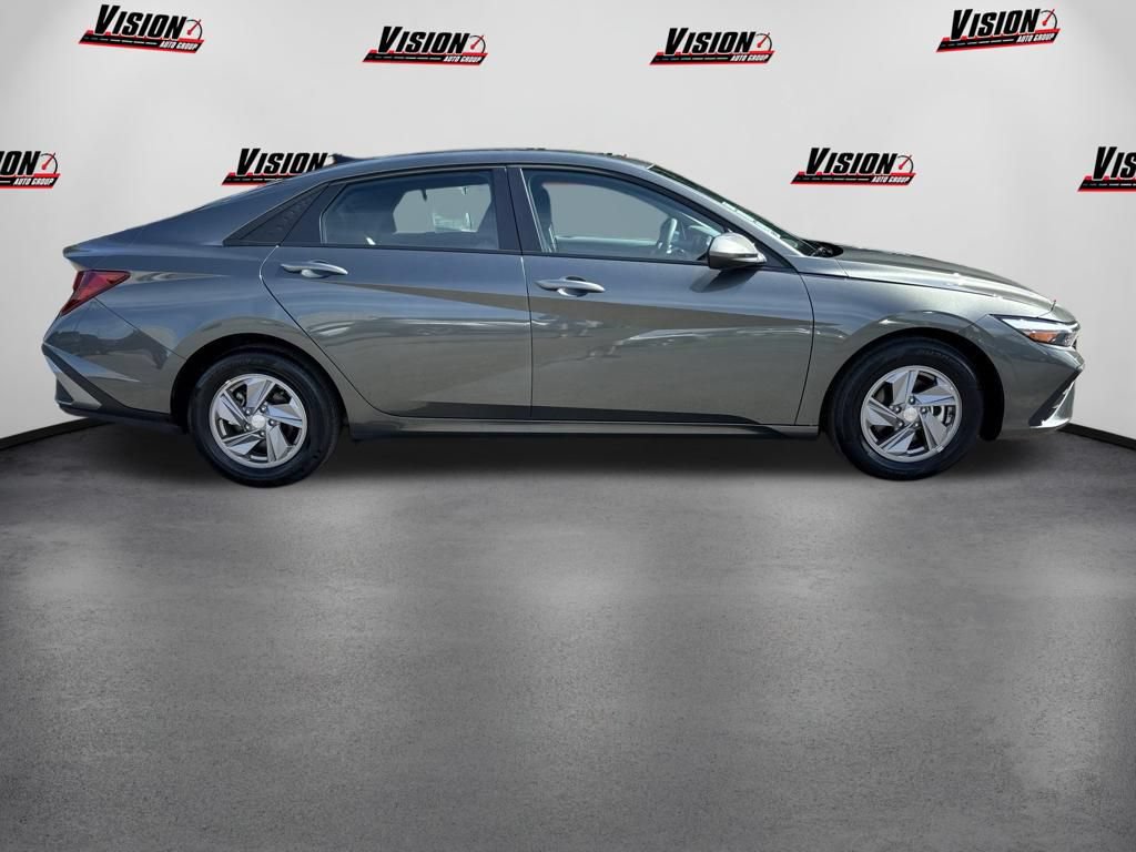 Certified 2025 Hyundai Elantra SE FWD image 4