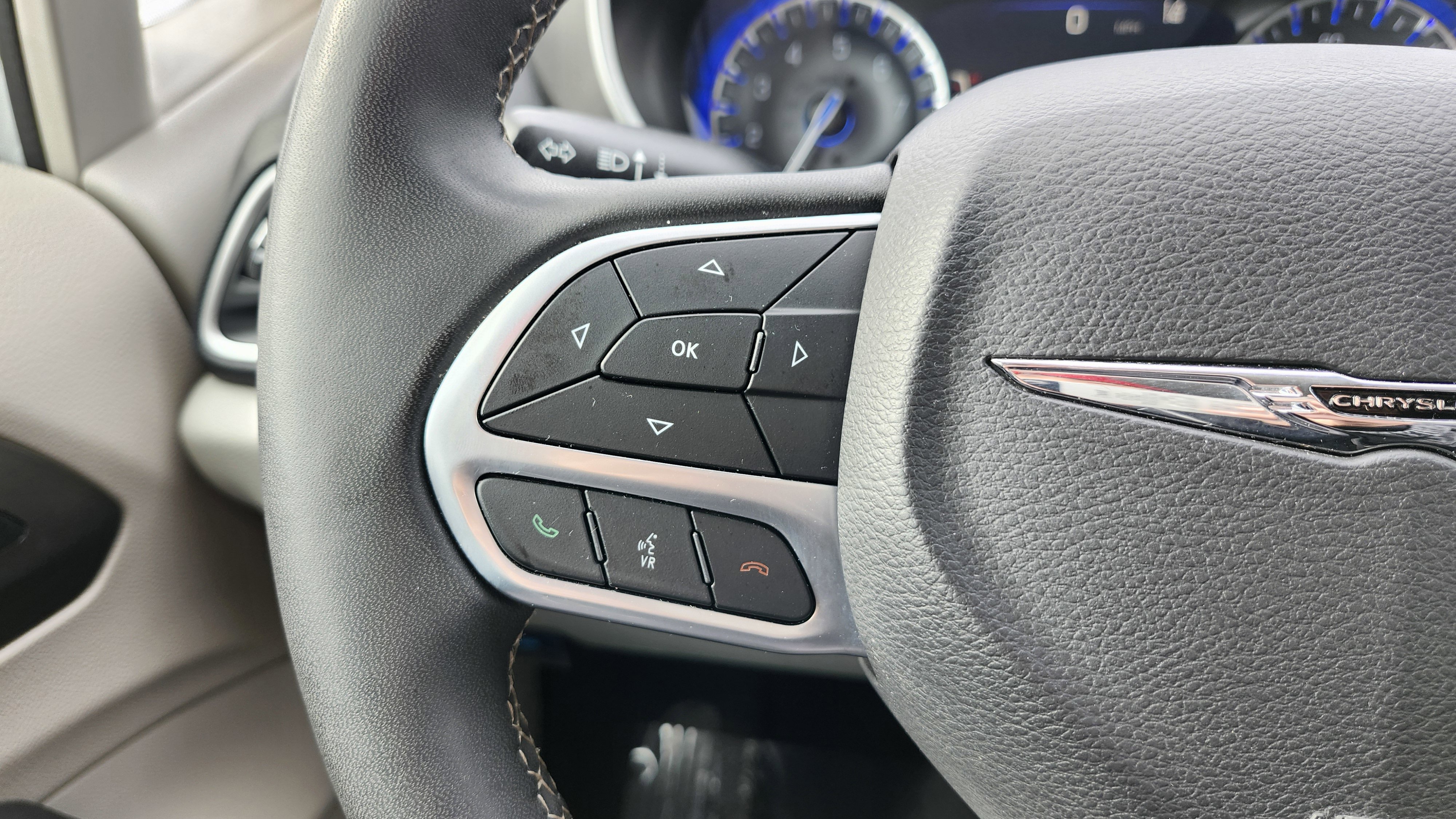 Used 2023 Chrysler Pacifica Touring-L image 33