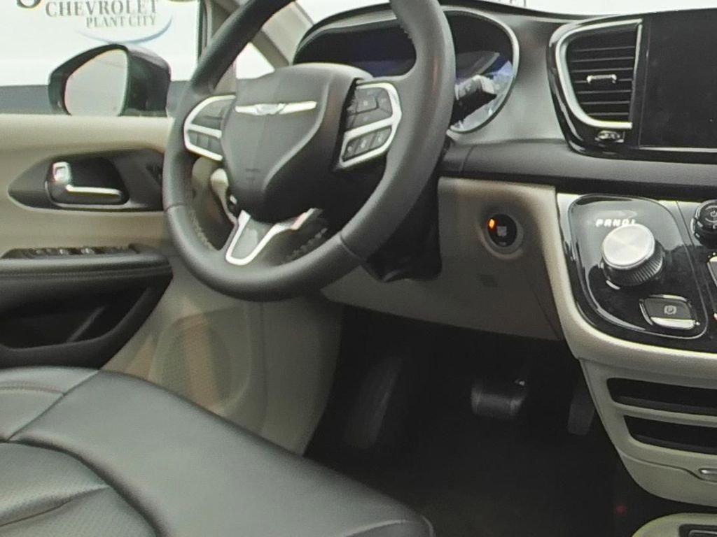 Used 2024 Chrysler Pacifica Touring-L FWD image 16