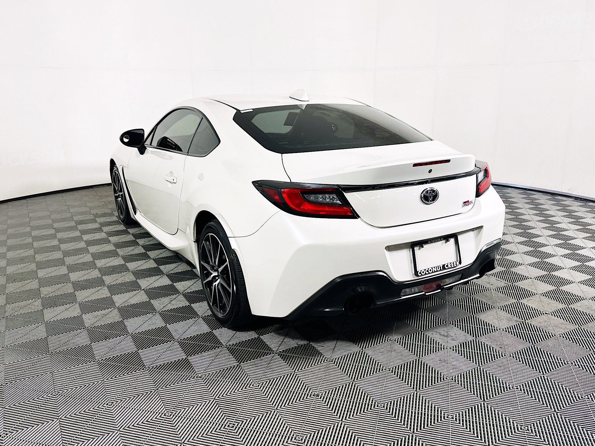 Used 2022 Toyota GR86 w/ ALL Weather Mat Package (TMS) RWD image 5
