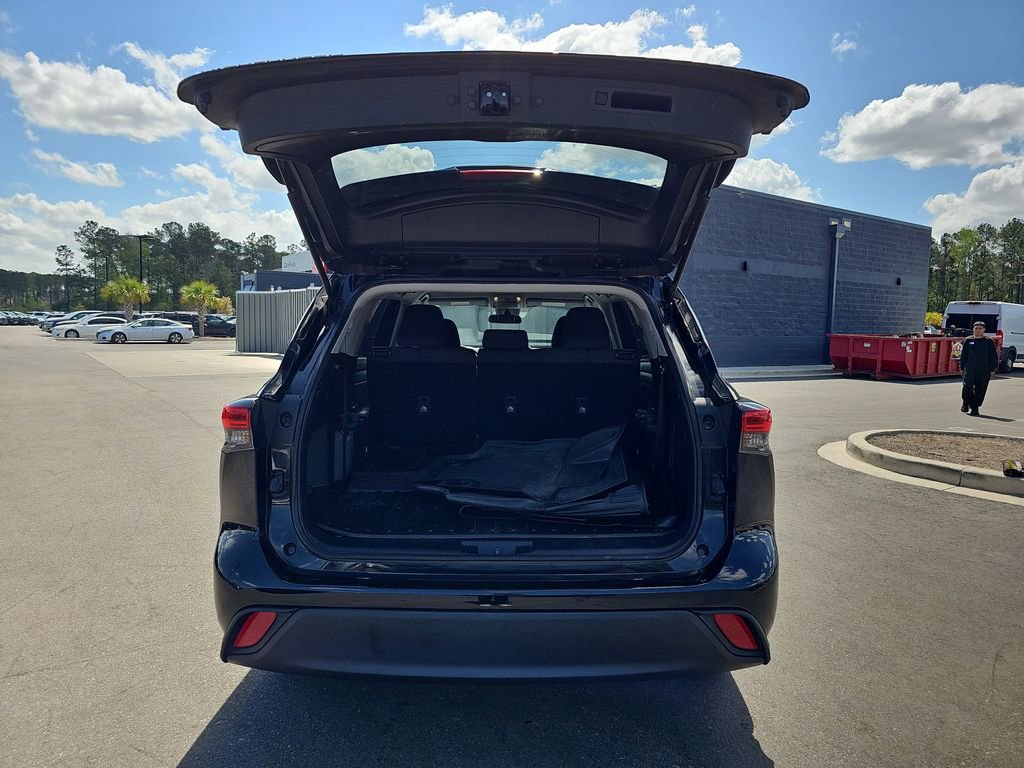 Used 2023 Toyota Highlander L image 17