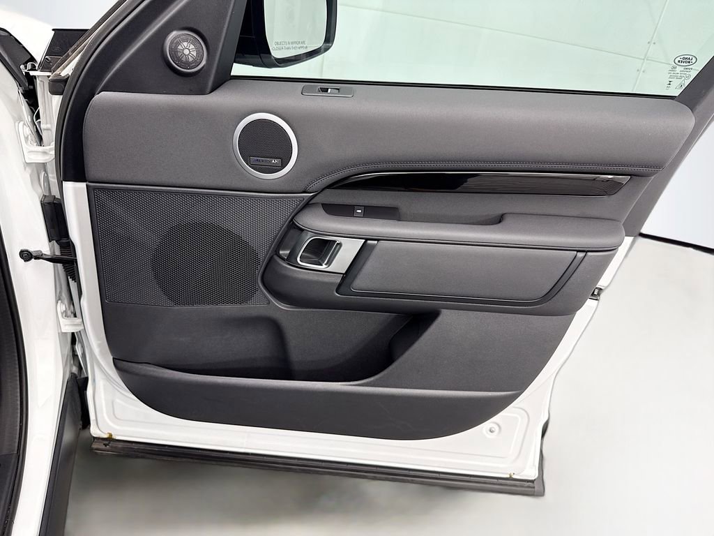 Certified 2025 Land Rover Discovery S image 24