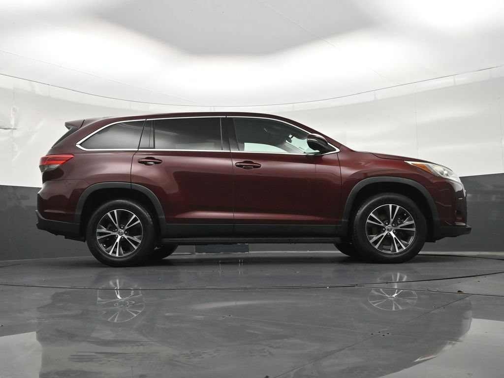 Used 2019 Toyota Highlander LE FWD image 29