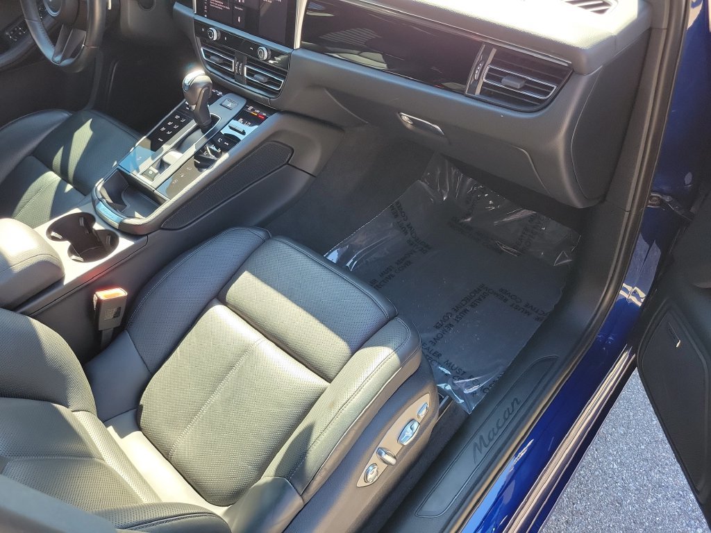 Certified 2024 Porsche Macan AWD/4WD image 19