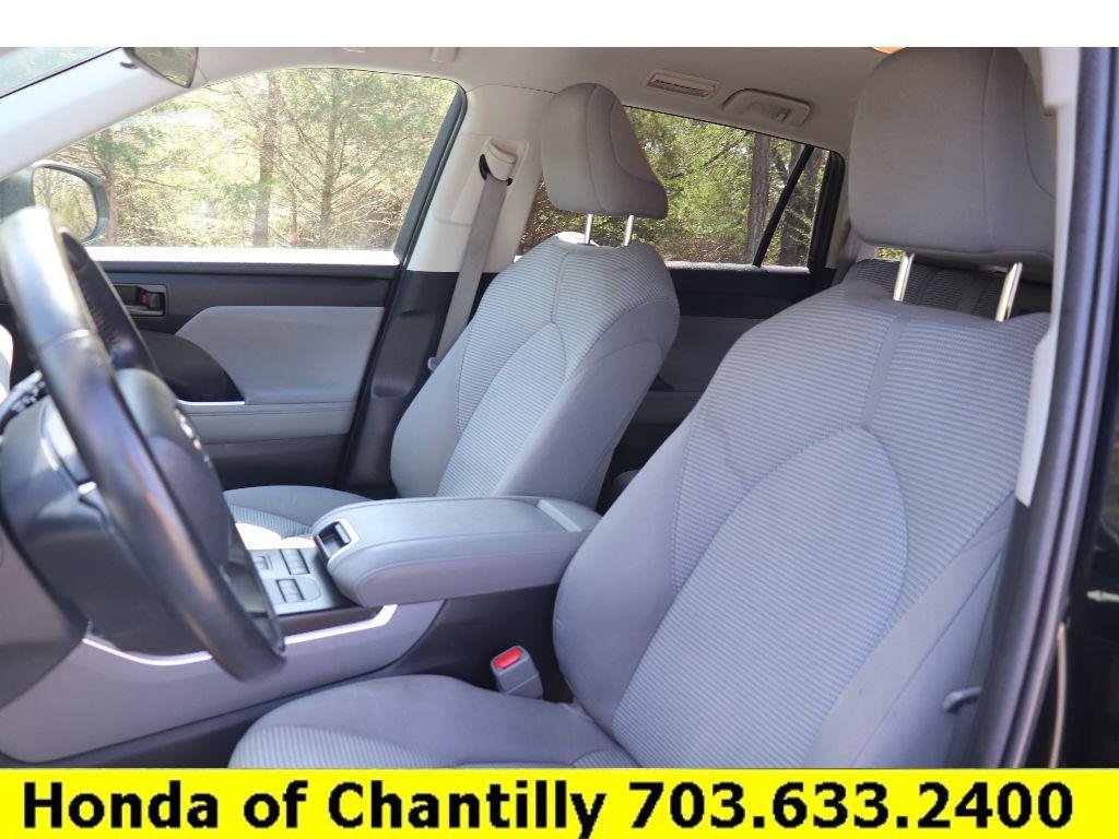 Used 2022 Toyota Highlander LE AWD/4WD image 21