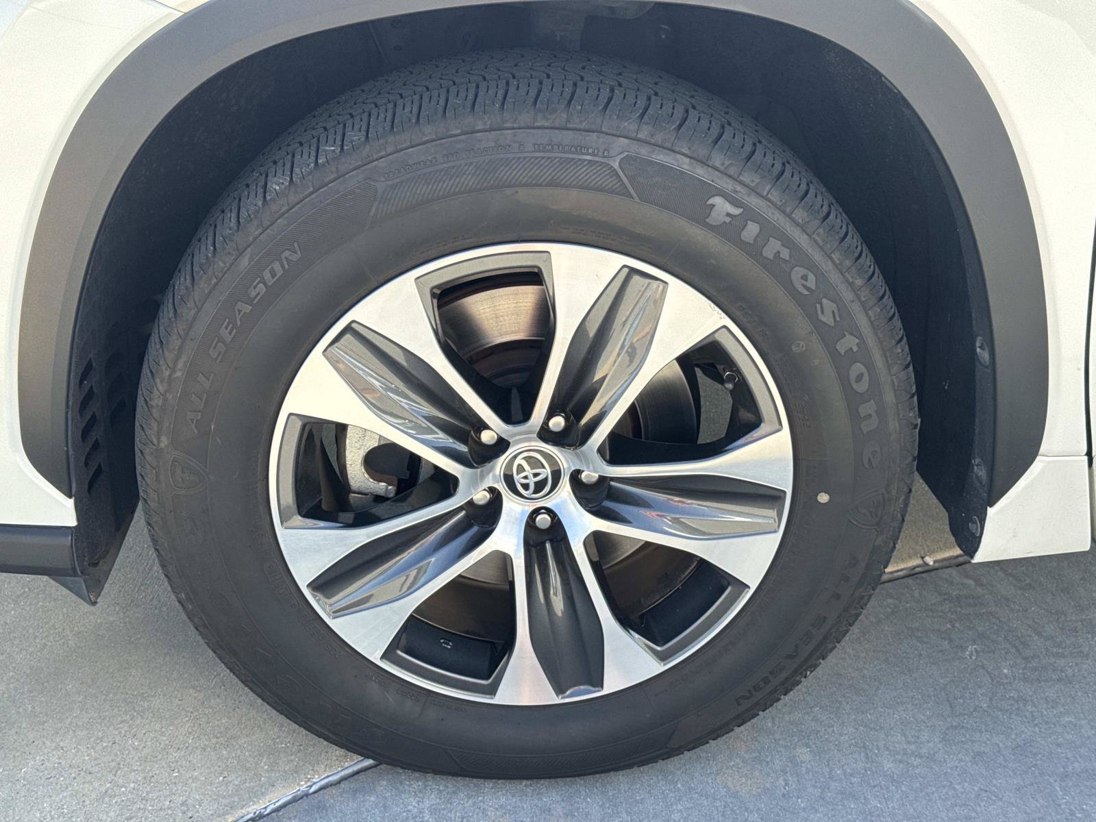 Used 2020 Toyota Highlander XLE FWD image 4
