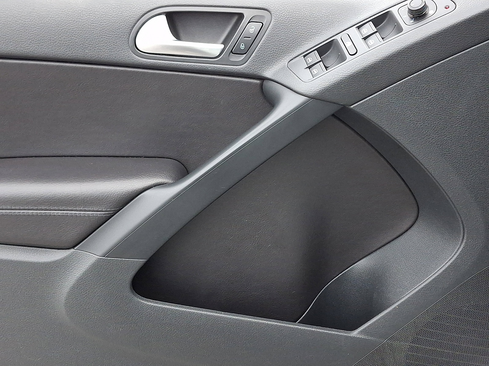 Used 2016 Volkswagen Tiguan S image 12