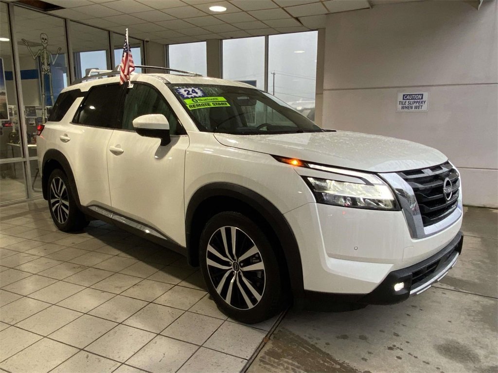Used 2024 Nissan Pathfinder Platinum w/ Cargo Package image 6