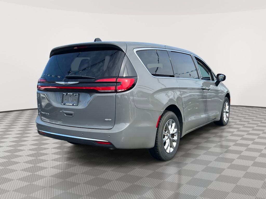 Used 2023 Chrysler Pacifica Touring-L image 6