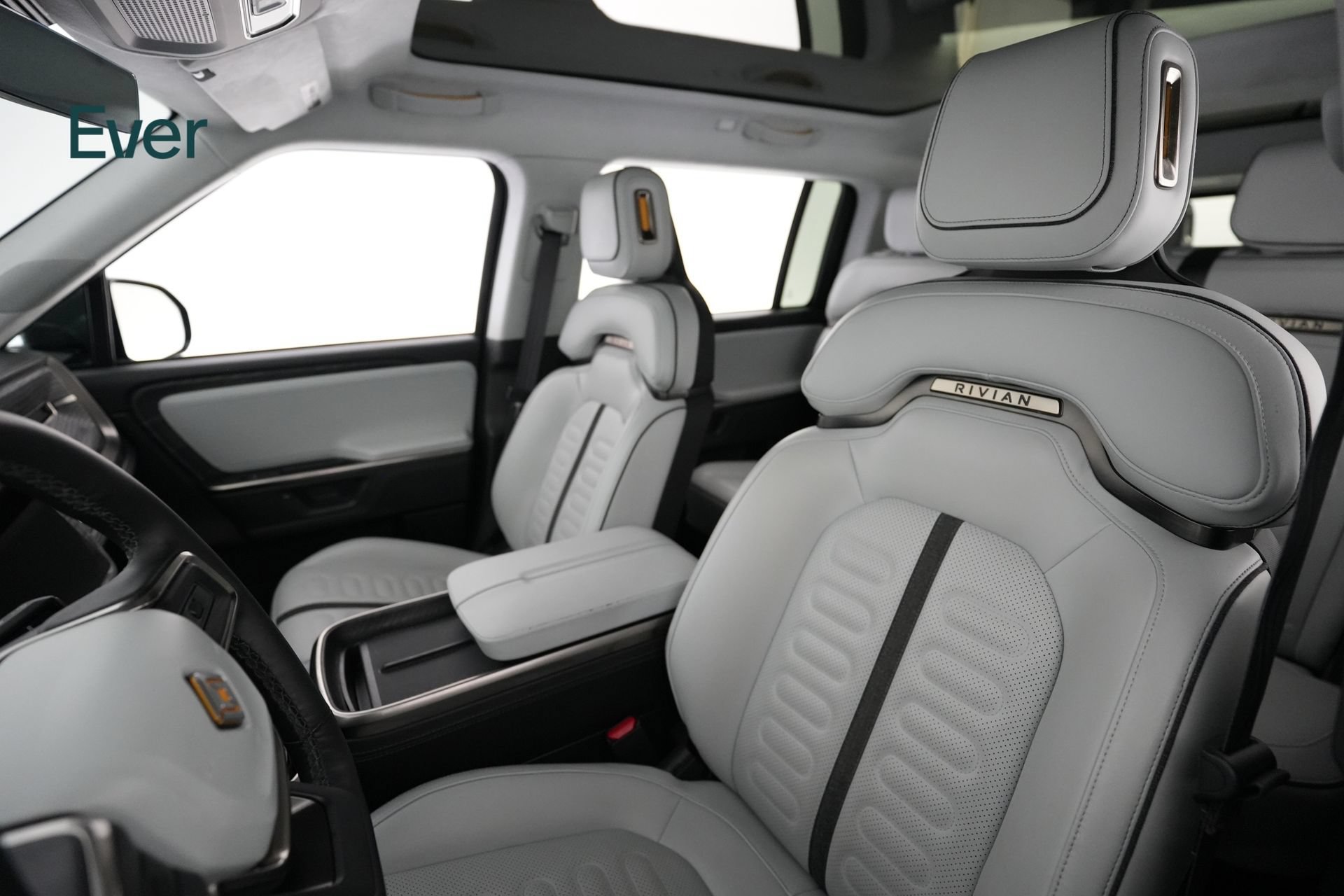 Used 2025 Rivian R1S Adventure Dual AWD/4WD image 4