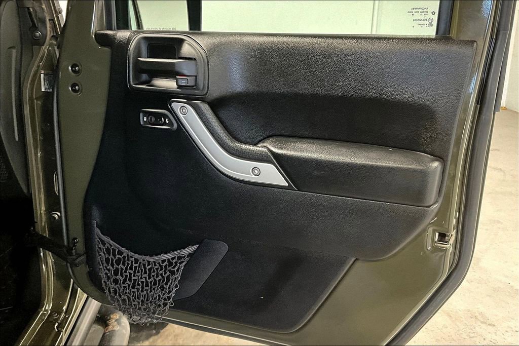 Used 2016 Jeep Wrangler Unlimited Rubicon w/ Connectivity Group image 23