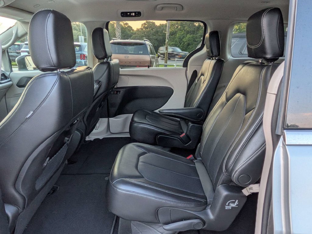 Used 2023 Chrysler Pacifica Touring-L FWD image 14