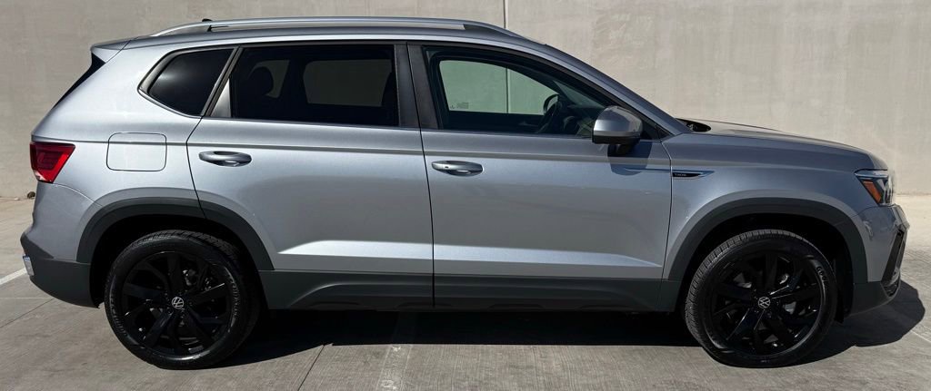 Used 2024 Volkswagen Taos SE image 3