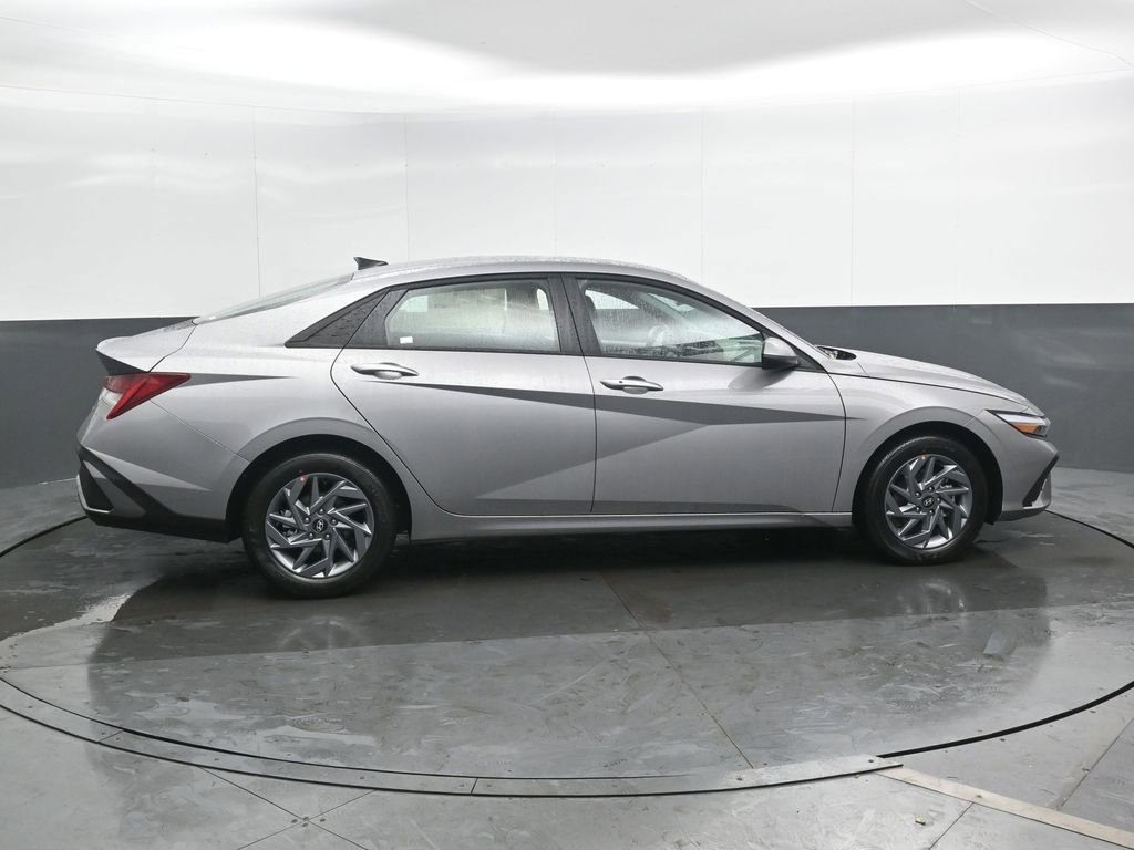 New 2026 Hyundai Elantra Hybrid FWD image 3