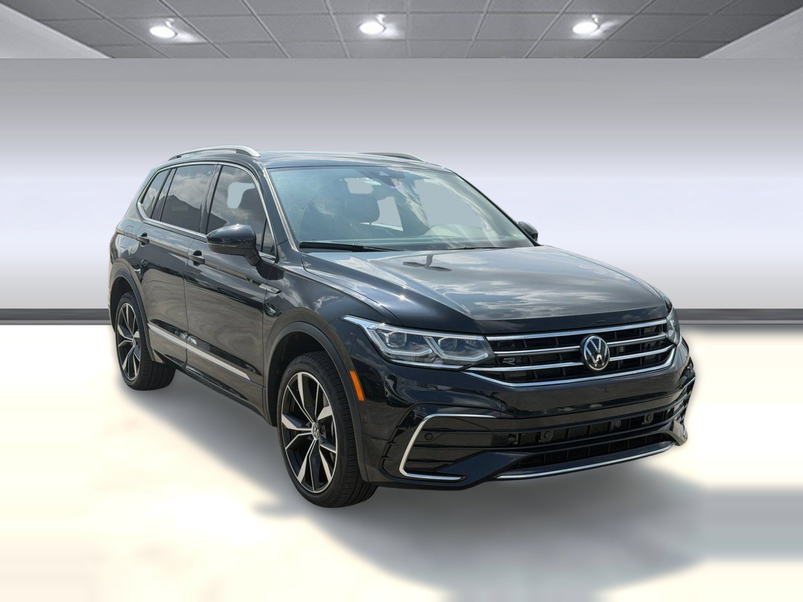Used 2024 Volkswagen Tiguan SEL R-Line w/ MDO Package, Two-Row AWD/4WD image 7
