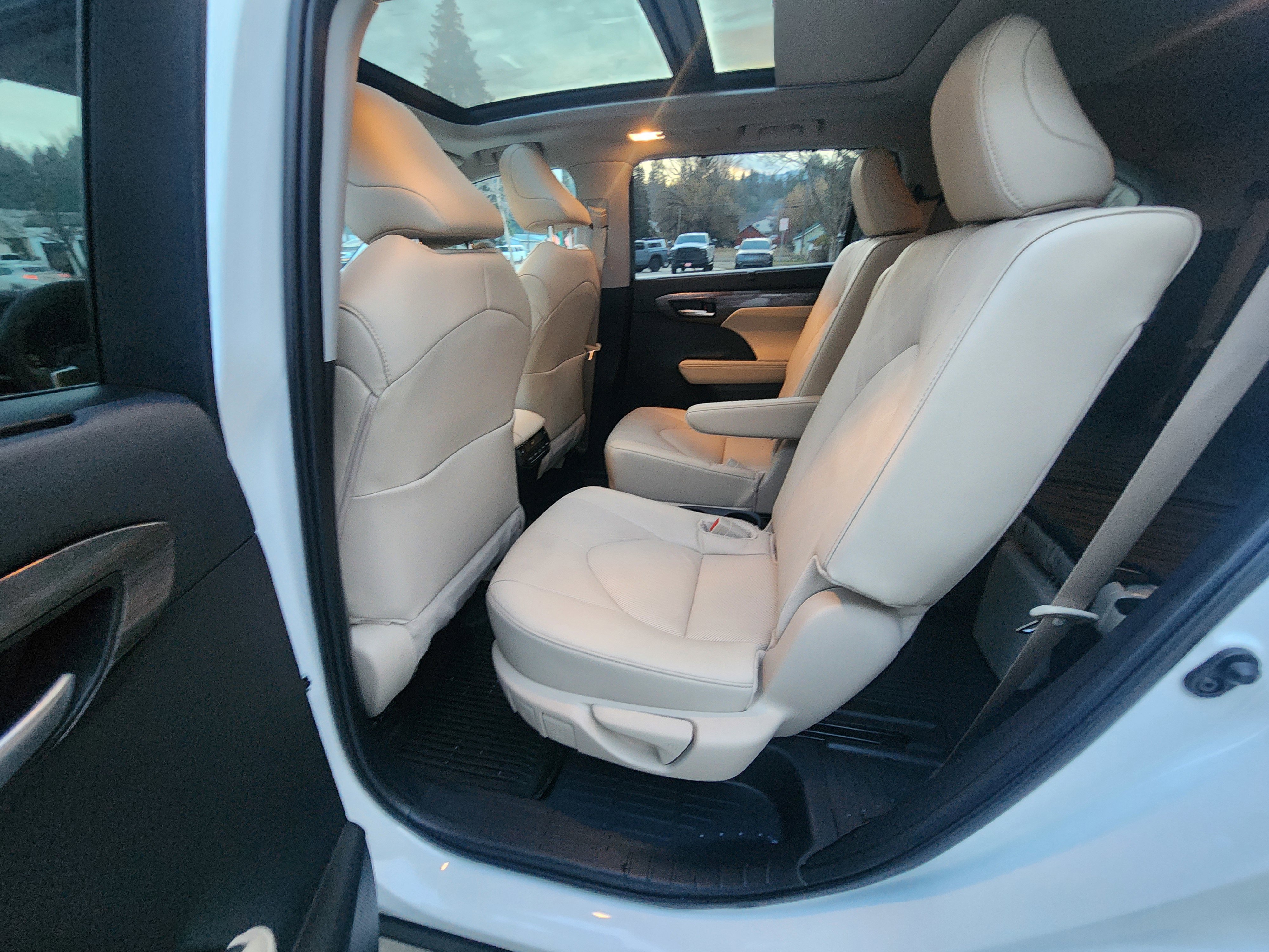 Used 2024 Toyota Highlander Platinum image 14